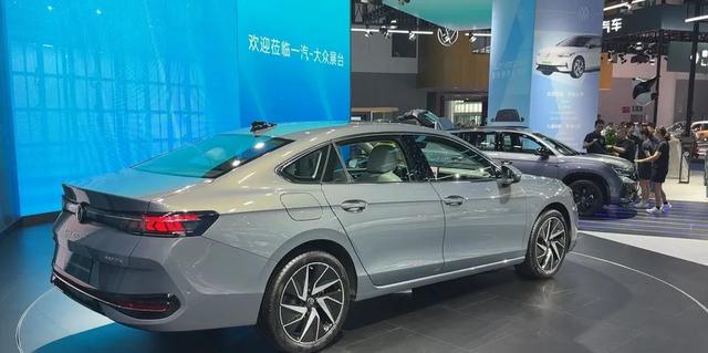 全新邁騰終于降價，比帕薩特漂亮，2.0T+220匹+9氣囊，18萬起售-有駕