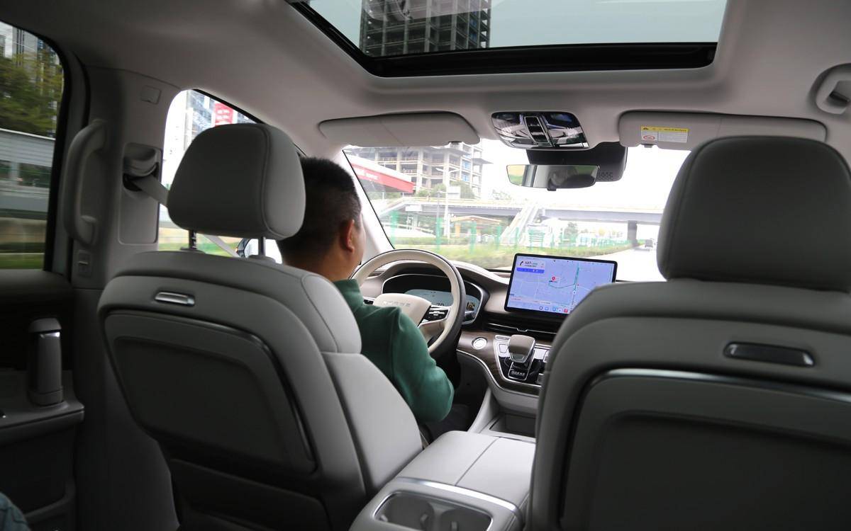 未婚青年請跳過，中年大叔點進來，插電混動版iMAX8看一下！