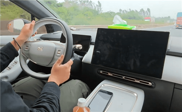 小鵬P7+高速上屏幕全黑：重啟正常后10幾分鐘后復現