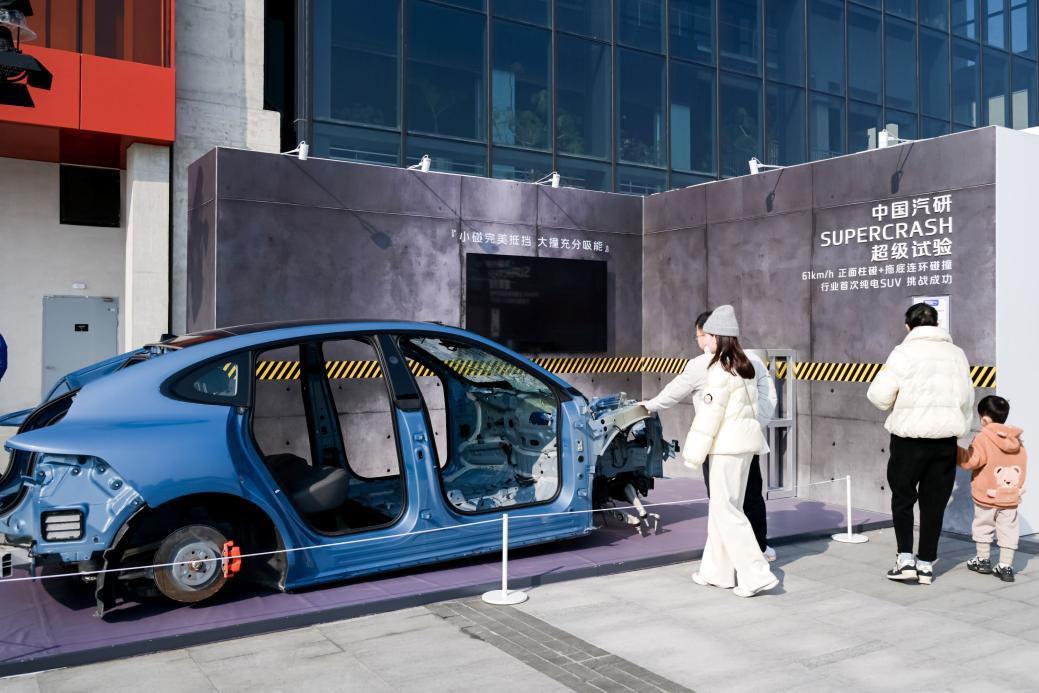 行業(yè)首個(gè)&ldquo;破爛&rdquo;藝術(shù)展解密&ldquo;智己十萬(wàn)臺(tái)零自燃&rdquo;