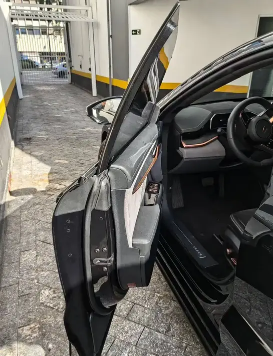 全球首輛！極氪001防彈版現身巴西：安全感直接拉滿