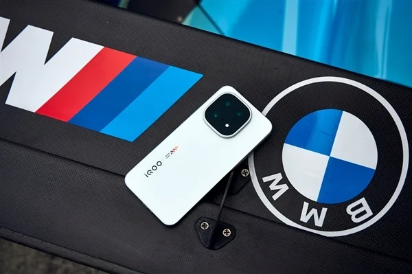 iQOO 15獨家標配AR增透消反保護膜 產品經理：成本高 別撕掉它