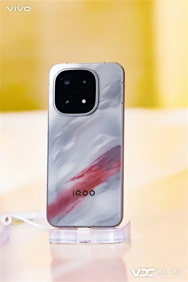 iQOO 15獨家標配AR增透消反保護膜 產品經理：成本高 別撕掉它