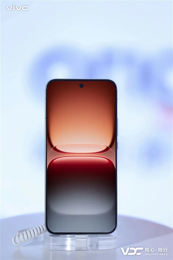 iQOO 15獨家標配AR增透消反保護膜 產品經理：成本高 別撕掉它