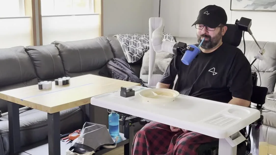 馬斯克Neuralink新突破：漸凍癥患者用腦控機械臂完成日常任務