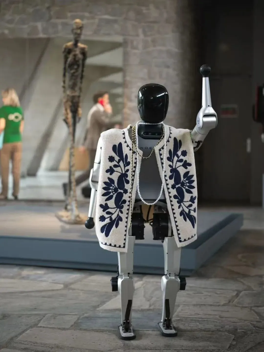 2025年10月8日，N2機器人在巴黎聯合國教科文組織會場走秀