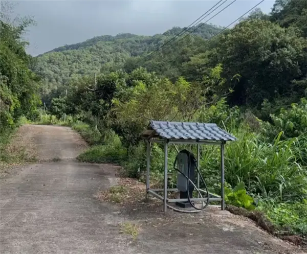 蔚來車主在山溝里安了一根充電樁 免費共享！網友：真新時代賽博土地廟